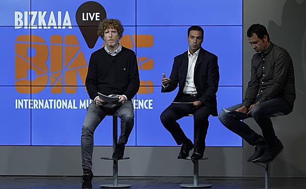 Mauro Alonso, director del BIME Pro, Imanol Pradales, diputado de Desarrollo Económico y Territorial, y Alfonso Santiago, director de Last Tour.