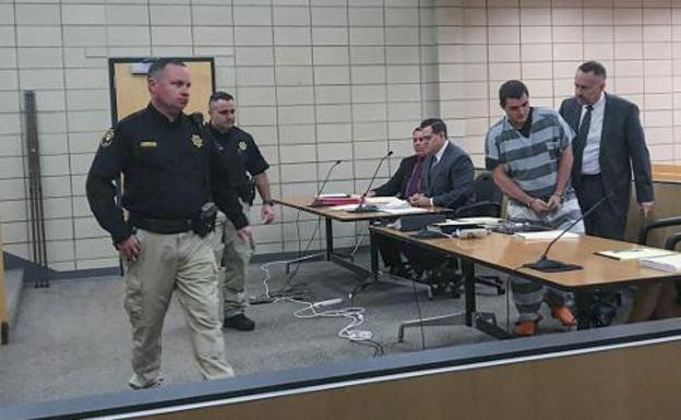 El acusado del asesinato de Barquín, Collin Richards, con uniforme de rayas y junto a su abogado durante la sesión del viernes en el tribunal del Condado de Story. 