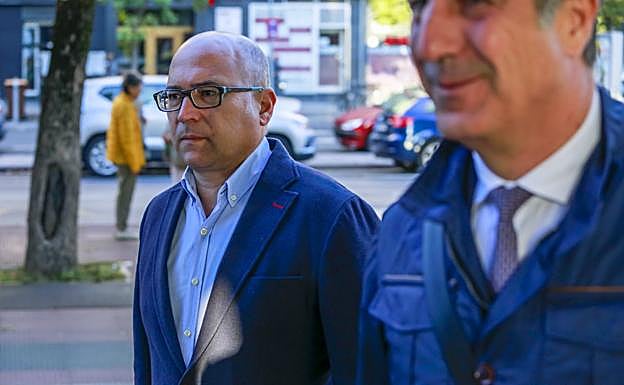 Alfredo de Miguel, a su llegada a la Audiencia Provincial de Álava, antes de la celebración de una de las vistas del juicio. 
