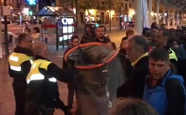 Un momento del desalojo de la noche del domingo al lunes.