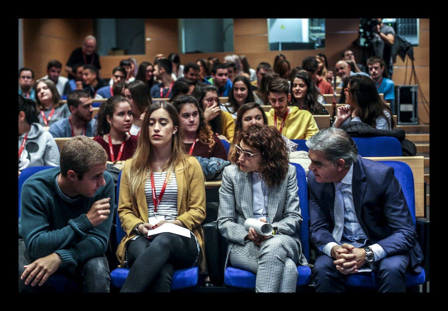 Alrededor de 150 universitarios participan en Gazte Up en una jornada dedicada a difundir pautas e iniciativas para encontrar trabajo