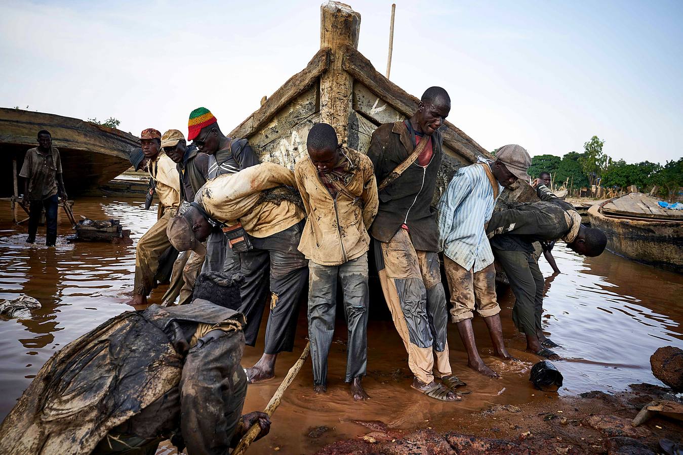 El auge de la construcción en Bamako, la capital de Mali, ha generado un espectacular aumento de la demanda de ladrillos fabricados con arena de alta calidad excavada a mano desde el lecho del río Níger. A esta ardua y peligrosa actividad se dedican decenas de personas, que acuden al lugar de extracción desde cientos de kilómetros y arriesgan sus vidas por alrededor de seis euros al día. Las corrientes y tormentas ponen muy a menudo en peligro sus frágiles embarcaciones