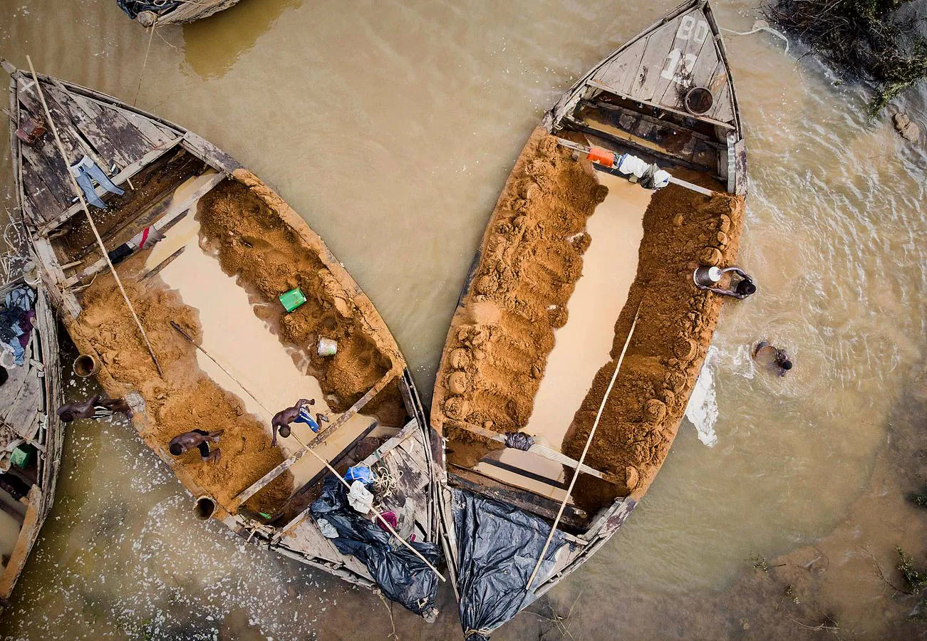 El auge de la construcción en Bamako, la capital de Mali, ha generado un espectacular aumento de la demanda de ladrillos fabricados con arena de alta calidad excavada a mano desde el lecho del río Níger. A esta ardua y peligrosa actividad se dedican decenas de personas, que acuden al lugar de extracción desde cientos de kilómetros y arriesgan sus vidas por alrededor de seis euros al día. Las corrientes y tormentas ponen muy a menudo en peligro sus frágiles embarcaciones