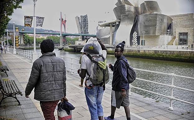 Inmigrantes senegaleses, frente al Museo Guggenheim.