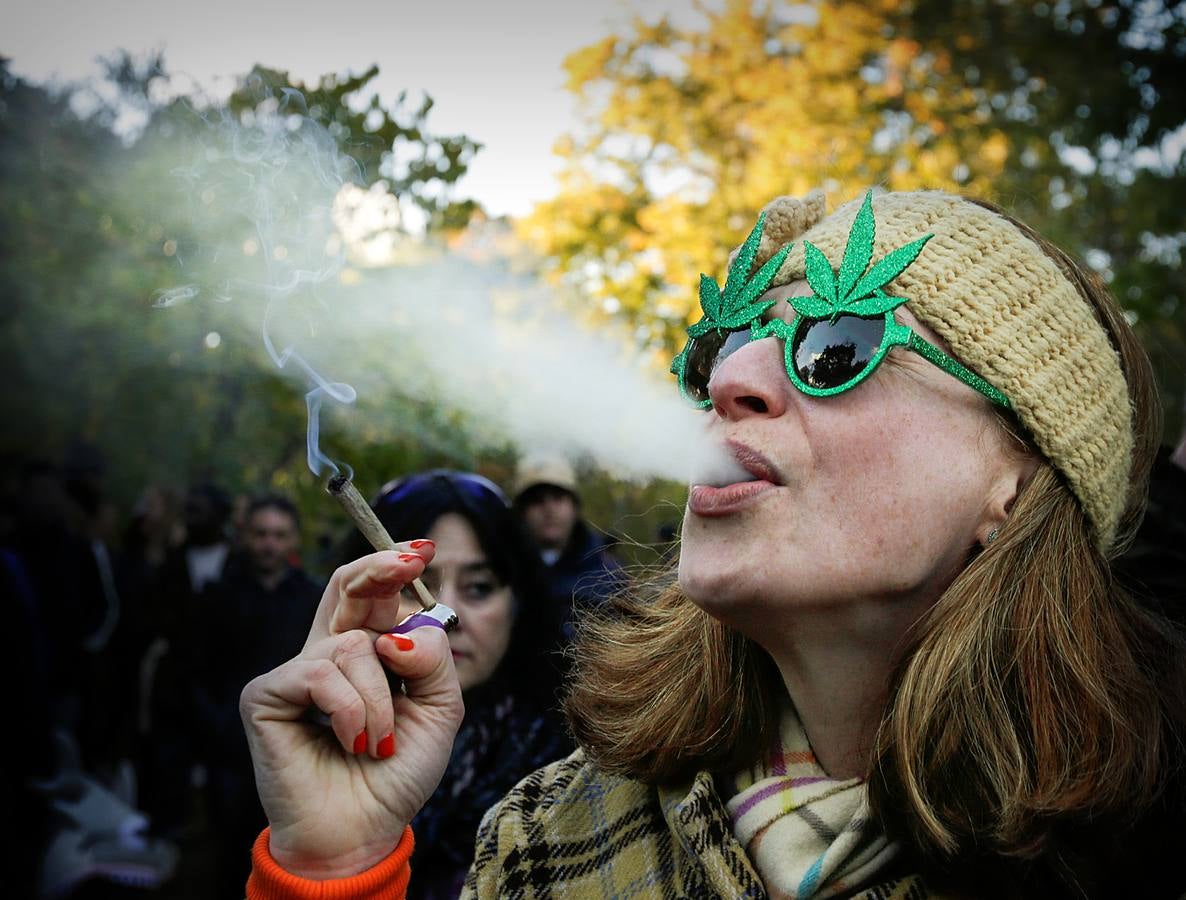 Canadá se ha convertido en la primera nación -después de Uruguay-, que ha legalizado y regulado la venta de marihuana para uso recreativo. Tras más de un siglo de prohibición las fiestas no se hicieron esperar y decenas de personas se congregaron en el parque Trinity Bellwoods, en Toronto, para celebrarlo. Algo parecido sucedió frente a los comercios, donde numerosos clientes desafiaron al frío para comprar su primer cannabis legal, comercializado a un precio medio de 6,7 euros el gramo.