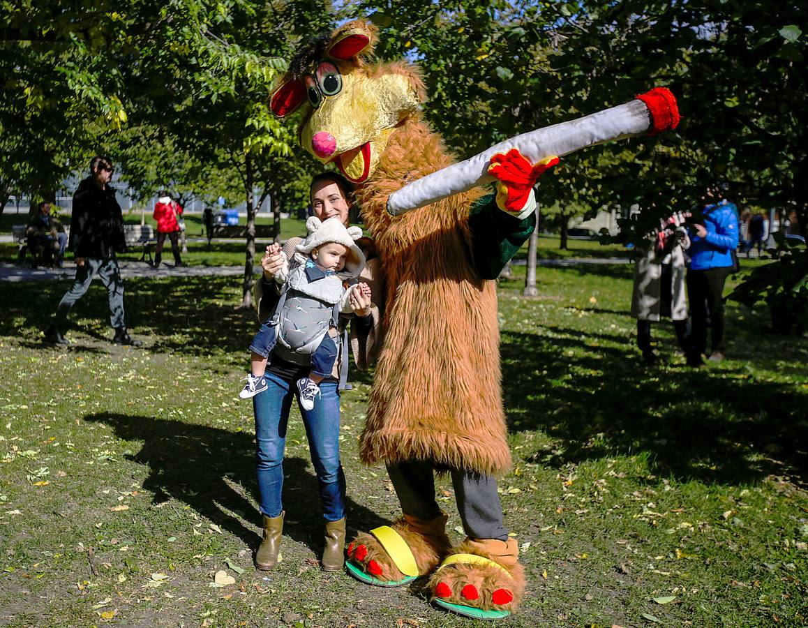 Canadá se ha convertido en la primera nación -después de Uruguay-, que ha legalizado y regulado la venta de marihuana para uso recreativo. Tras más de un siglo de prohibición las fiestas no se hicieron esperar y decenas de personas se congregaron en el parque Trinity Bellwoods, en Toronto, para celebrarlo. Algo parecido sucedió frente a los comercios, donde numerosos clientes desafiaron al frío para comprar su primer cannabis legal, comercializado a un precio medio de 6,7 euros el gramo.