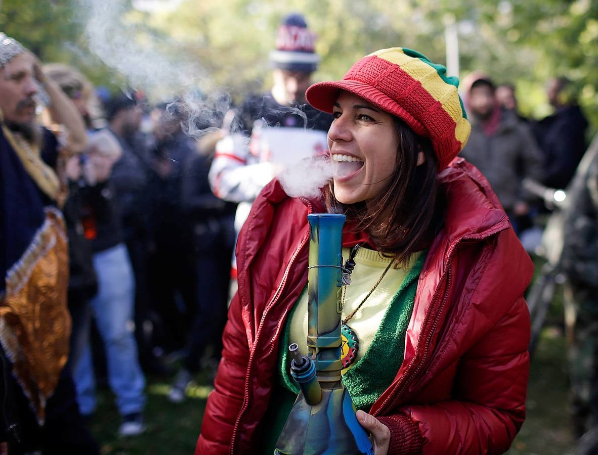 Canadá se ha convertido en la primera nación -después de Uruguay-, que ha legalizado y regulado la venta de marihuana para uso recreativo. Tras más de un siglo de prohibición las fiestas no se hicieron esperar y decenas de personas se congregaron en el parque Trinity Bellwoods, en Toronto, para celebrarlo. Algo parecido sucedió frente a los comercios, donde numerosos clientes desafiaron al frío para comprar su primer cannabis legal, comercializado a un precio medio de 6,7 euros el gramo.