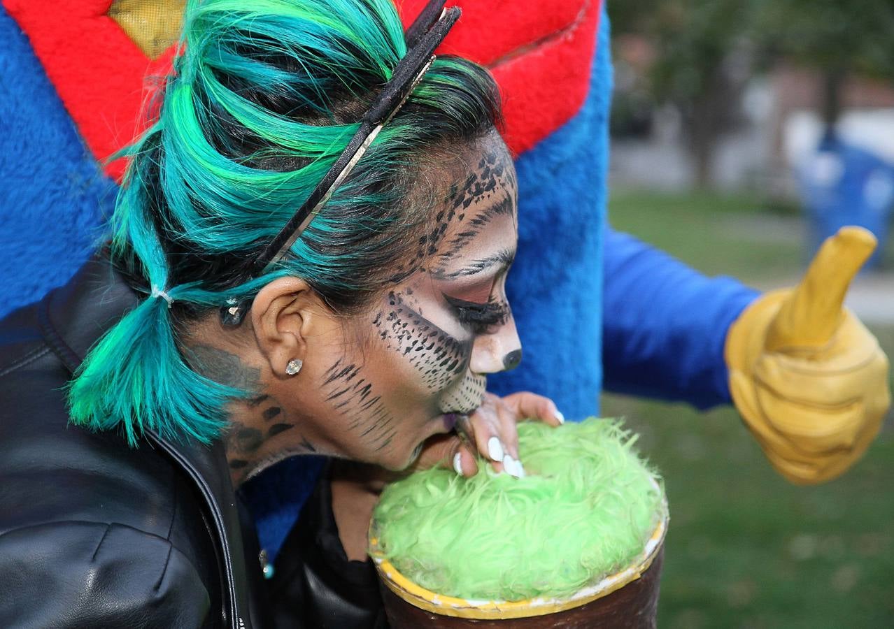 Canadá se ha convertido en la primera nación -después de Uruguay-, que ha legalizado y regulado la venta de marihuana para uso recreativo. Tras más de un siglo de prohibición las fiestas no se hicieron esperar y decenas de personas se congregaron en el parque Trinity Bellwoods, en Toronto, para celebrarlo. Algo parecido sucedió frente a los comercios, donde numerosos clientes desafiaron al frío para comprar su primer cannabis legal, comercializado a un precio medio de 6,7 euros el gramo.