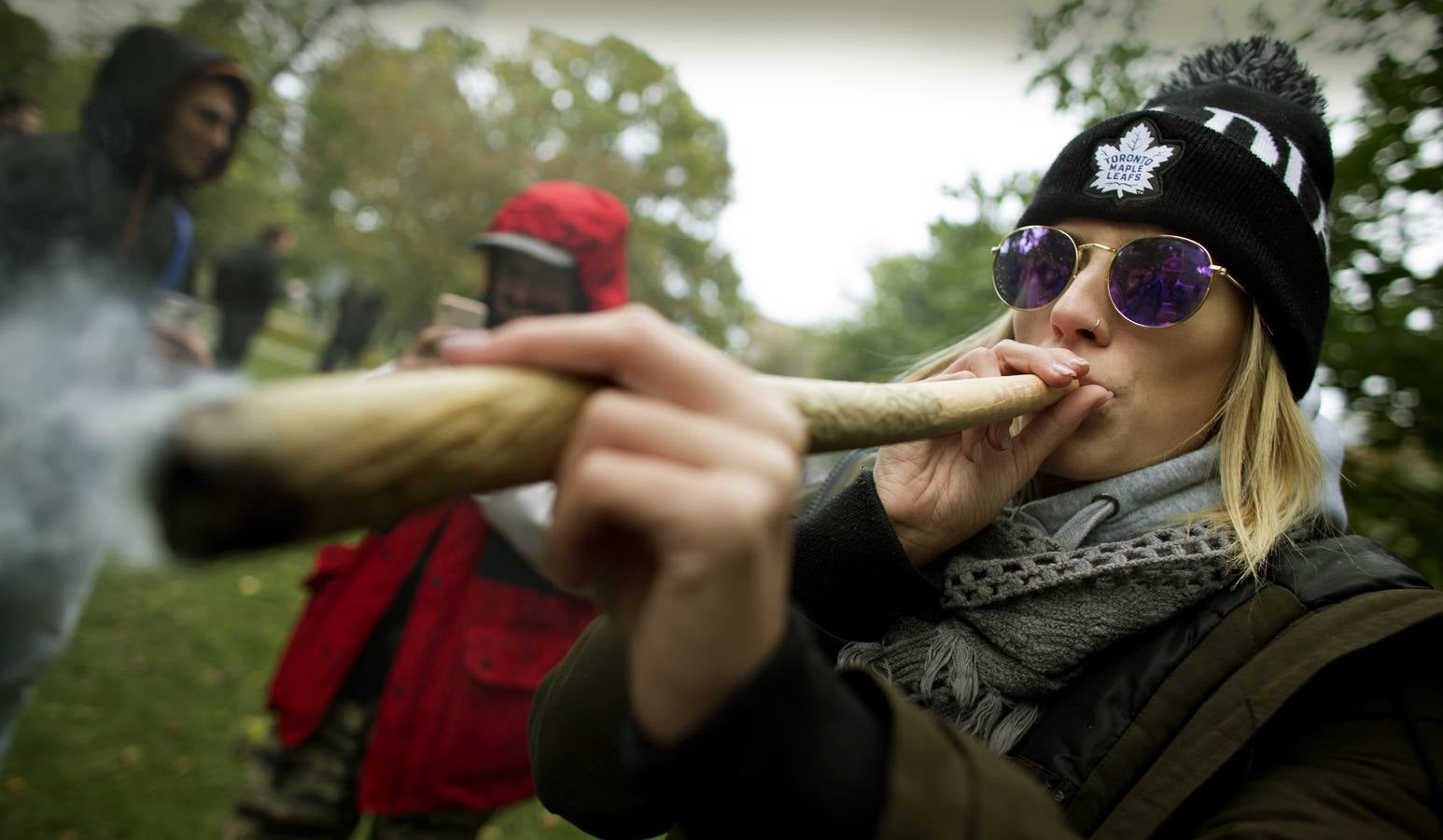 Canadá se ha convertido en la primera nación -después de Uruguay-, que ha legalizado y regulado la venta de marihuana para uso recreativo. Tras más de un siglo de prohibición las fiestas no se hicieron esperar y decenas de personas se congregaron en el parque Trinity Bellwoods, en Toronto, para celebrarlo. Algo parecido sucedió frente a los comercios, donde numerosos clientes desafiaron al frío para comprar su primer cannabis legal, comercializado a un precio medio de 6,7 euros el gramo.