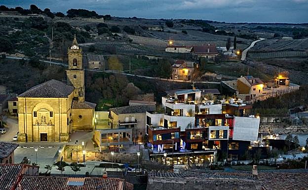 Vista de Villabuena de Álava, con el Hotel Viura en primer plano.