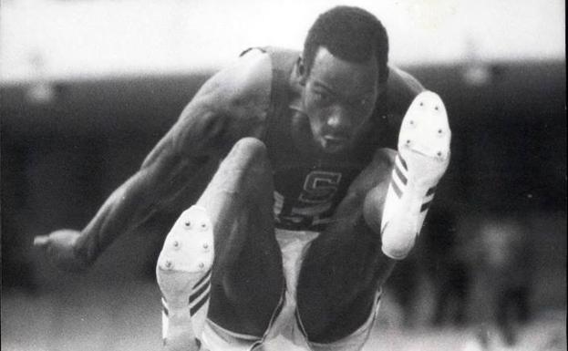 Bob Beamon en el Estadio Olímpico de México. 