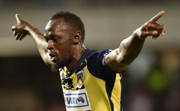 Usain Bolt celebra uno de los dos goles que marcó en su estreno como titular con los Central Coast Mariners. 