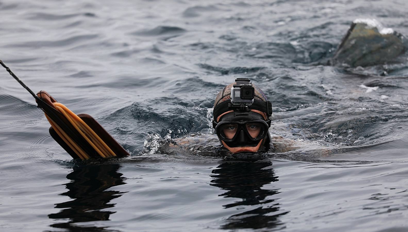 A principios de septiembre, Ryder Devoe, de 19 años, emergió de las azules aguas de San Diego con su neopreno de camuflaje, gritando: «lo atrapé». Un hermoso ejemplar de atún rojo de más de 90 kilos, una especie que apenas se veía en las costas californianas desde hacía décadas, había sido alcanzado por su arpón. Devoe, a quien además del buceo libre también apasiona el surf, se siente feliz. «Este año mi objetivo es cabalgar las olas más grandes de México y capturar otro atún de aleta amarilla.»