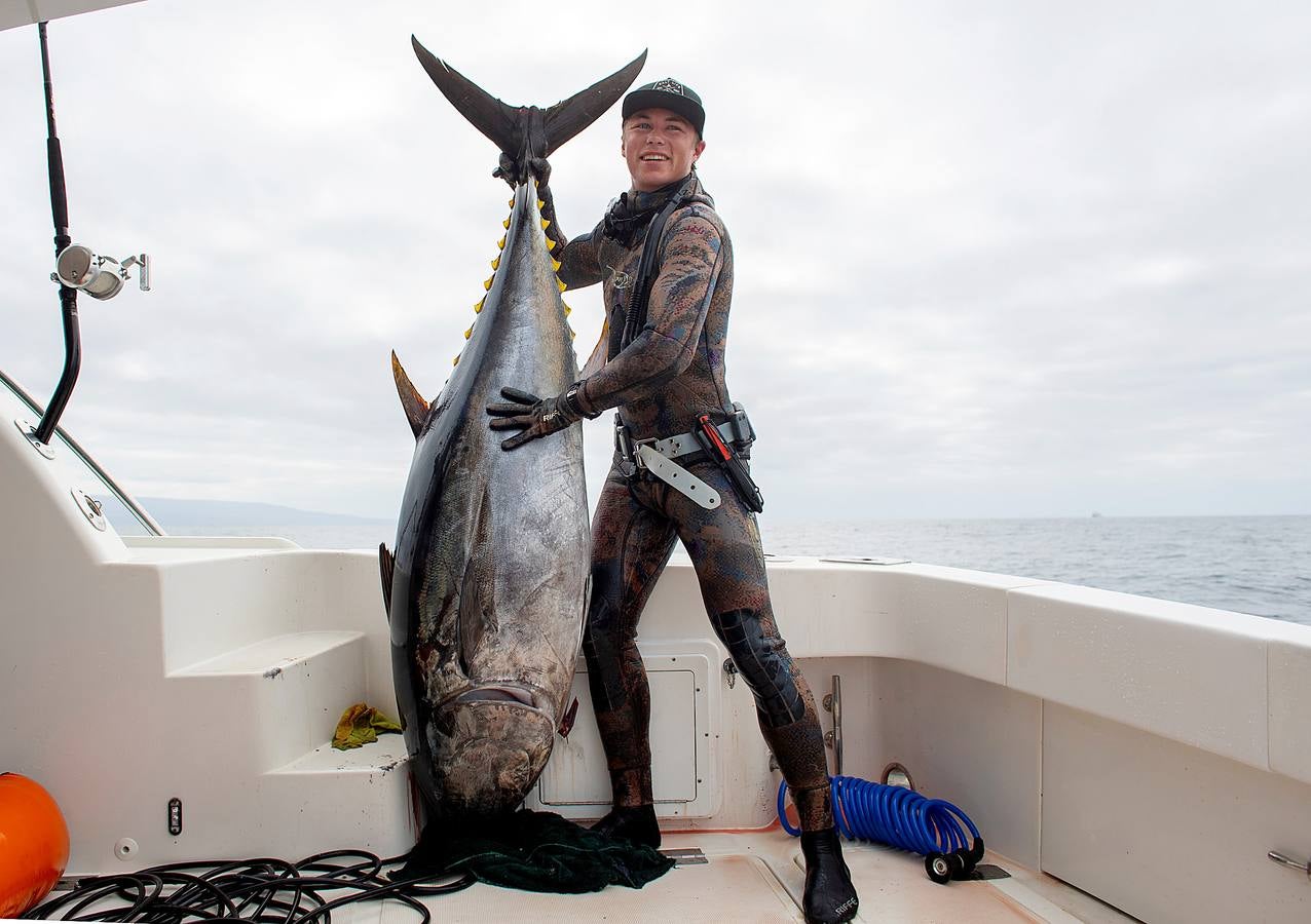 A principios de septiembre, Ryder Devoe, de 19 años, emergió de las azules aguas de San Diego con su neopreno de camuflaje, gritando: «lo atrapé». Un hermoso ejemplar de atún rojo de más de 90 kilos, una especie que apenas se veía en las costas californianas desde hacía décadas, había sido alcanzado por su arpón. Devoe, a quien además del buceo libre también apasiona el surf, se siente feliz. «Este año mi objetivo es cabalgar las olas más grandes de México y capturar otro atún de aleta amarilla.»