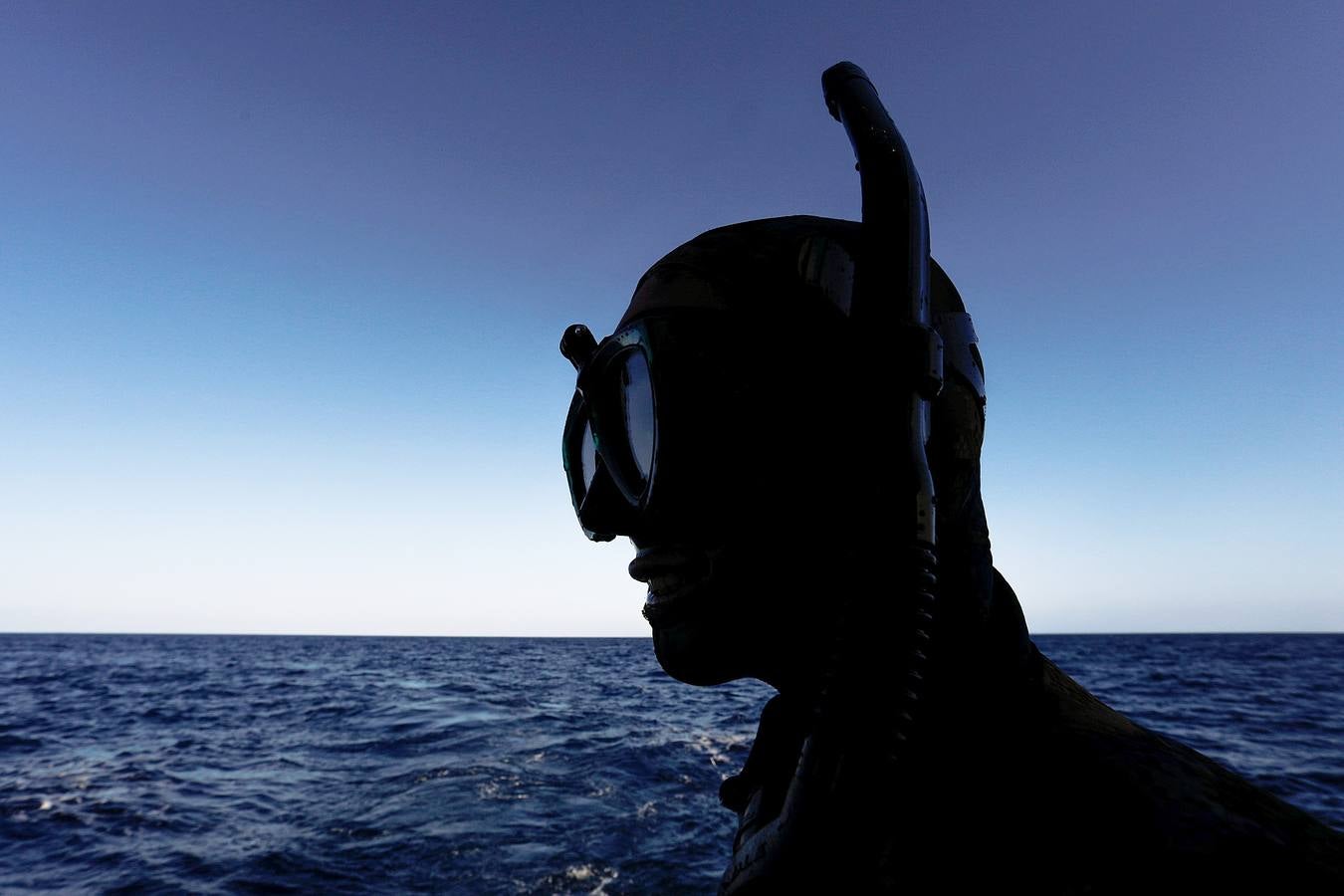 A principios de septiembre, Ryder Devoe, de 19 años, emergió de las azules aguas de San Diego con su neopreno de camuflaje, gritando: «lo atrapé». Un hermoso ejemplar de atún rojo de más de 90 kilos, una especie que apenas se veía en las costas californianas desde hacía décadas, había sido alcanzado por su arpón. Devoe, a quien además del buceo libre también apasiona el surf, se siente feliz. «Este año mi objetivo es cabalgar las olas más grandes de México y capturar otro atún de aleta amarilla.»