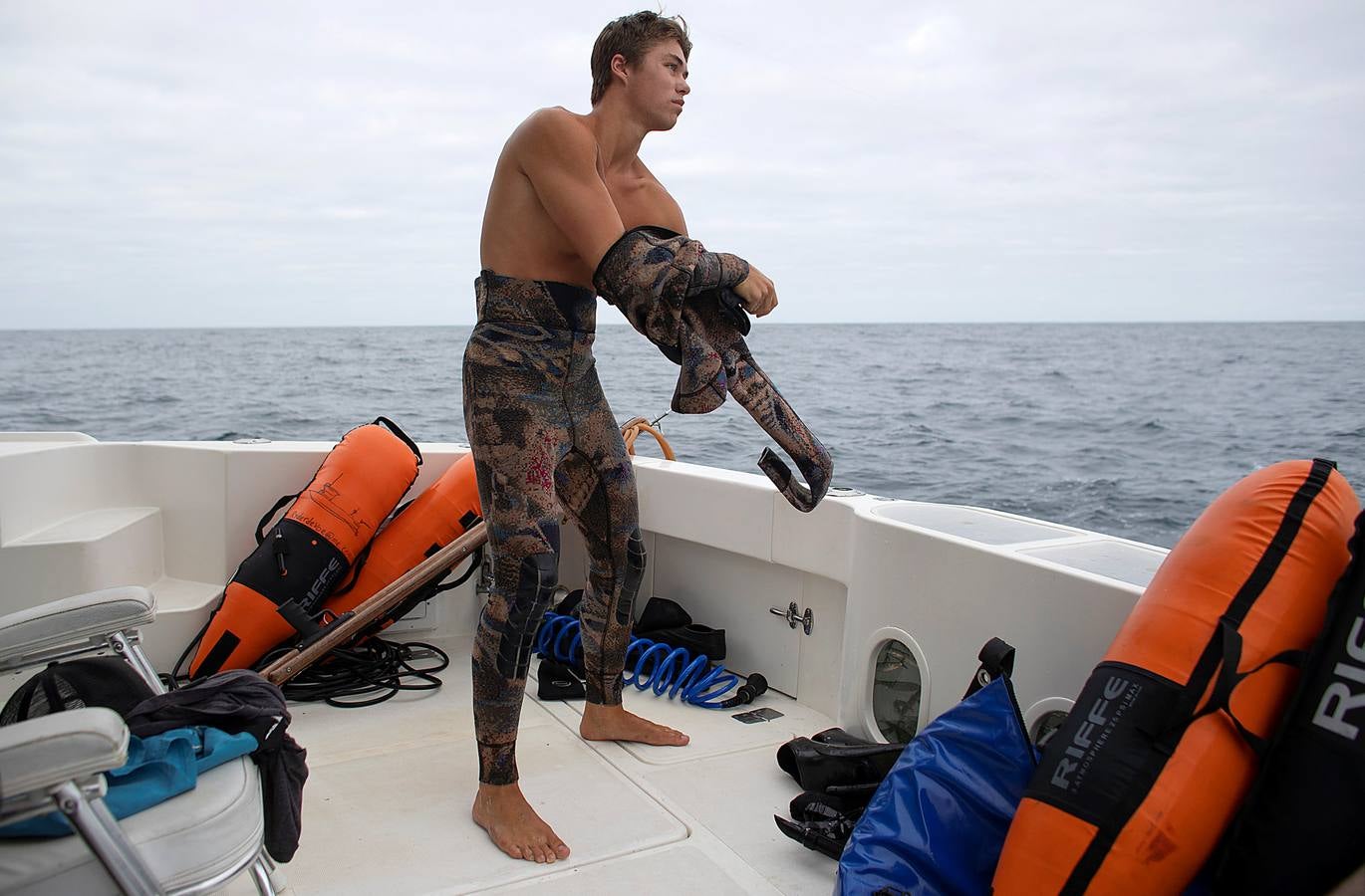 A principios de septiembre, Ryder Devoe, de 19 años, emergió de las azules aguas de San Diego con su neopreno de camuflaje, gritando: «lo atrapé». Un hermoso ejemplar de atún rojo de más de 90 kilos, una especie que apenas se veía en las costas californianas desde hacía décadas, había sido alcanzado por su arpón. Devoe, a quien además del buceo libre también apasiona el surf, se siente feliz. «Este año mi objetivo es cabalgar las olas más grandes de México y capturar otro atún de aleta amarilla.»