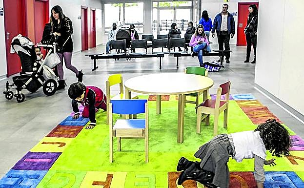 Varios niños juegan en la sala de espera del centro de salud de Lakua-Arriaga.