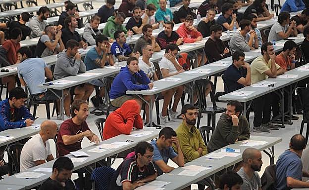 Un grupo de opositores realizan un examen.