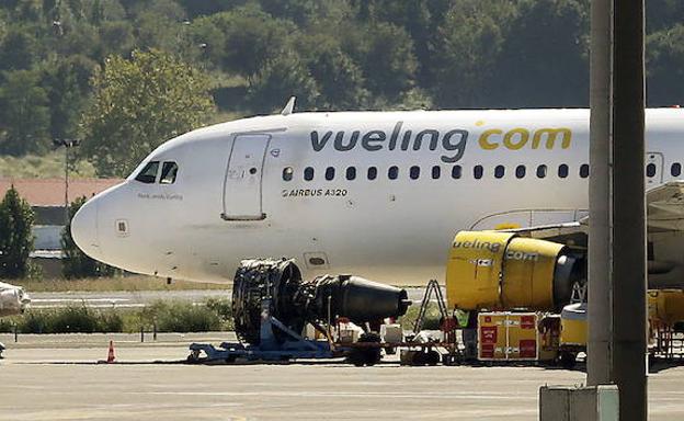 Un avión de Vueling con el motor estropeado por la colisión de un buitre en Loiu.
