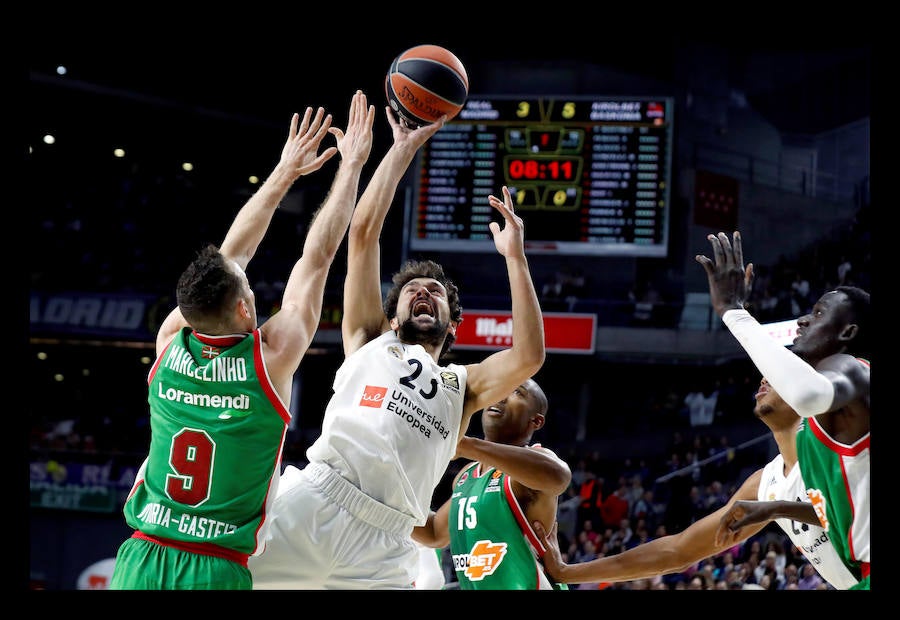 Las mejores fotografías del patido entre el Real Madrid y el Baskonia correspondiente a la tercera jornada de la Euroliga.