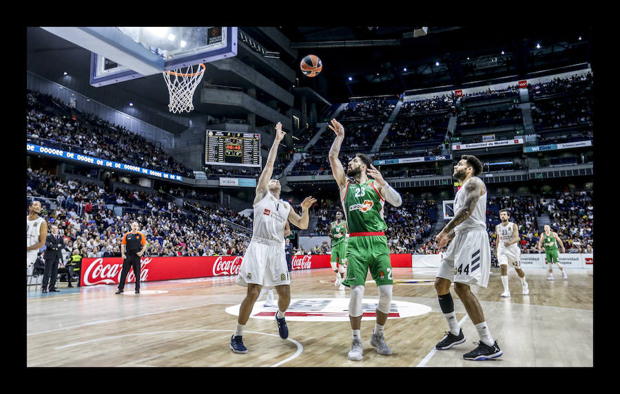 Las mejores fotografías del patido entre el Real Madrid y el Baskonia correspondiente a la tercera jornada de la Euroliga.