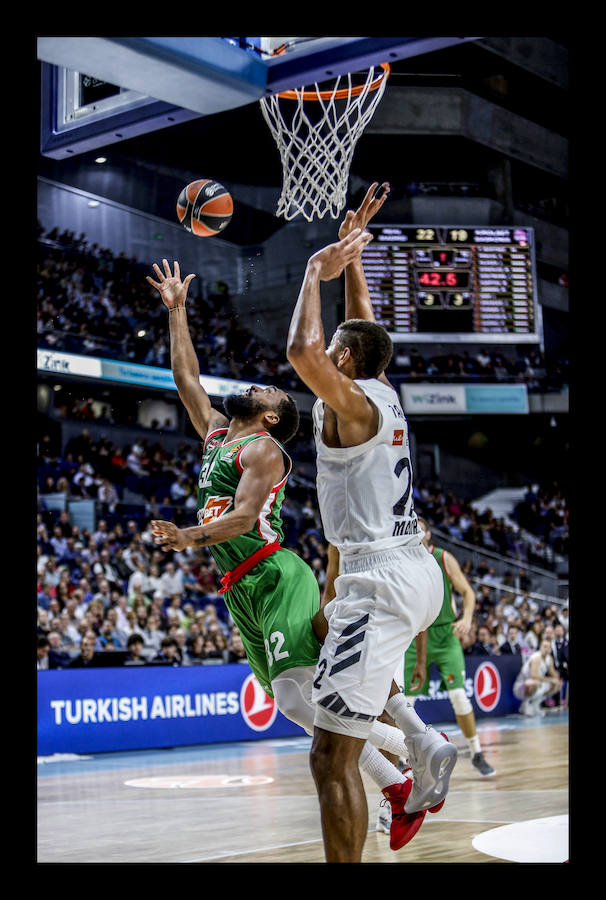 Las mejores fotografías del patido entre el Real Madrid y el Baskonia correspondiente a la tercera jornada de la Euroliga.