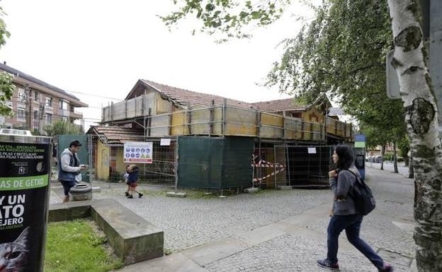 El edificio de la antigua estación de Neguri permanece vallado desde el pasado mayo. 