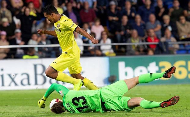 Oblak salva un mano a mano con Bacca. 