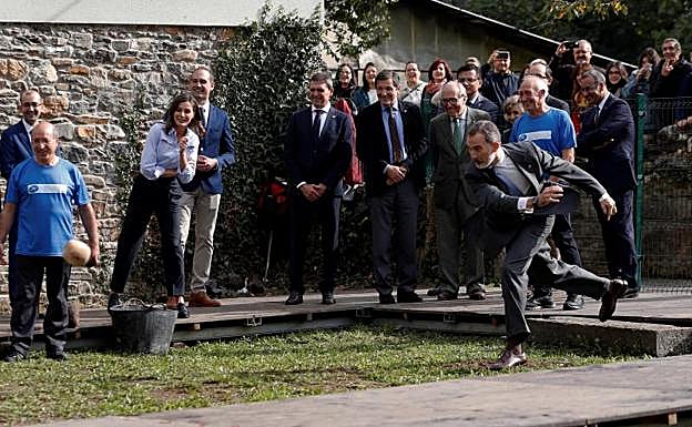 El rey Felipe VI participa en un lanzamiento del bolo vaqueiro, uno de los deportes rurales más arraigados en Asturias. 