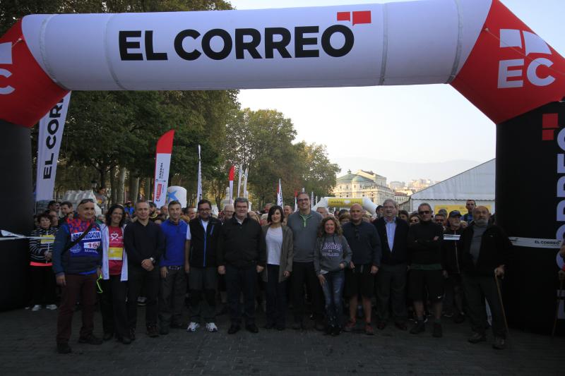 El alcalde de Bilbao, Juan Mari Aburto, con, entre otros, Iñigo Barrenechea, director general de El Correo, y Óscar Villasante, subdirector del periódico.