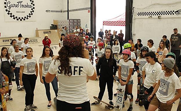 El skatepark Guretxoko se llenó con cuarenta chicas de todas las edades que demostraron su dominio sobre la tabla.