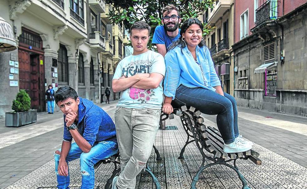 Edisson, Alain, Julen y Xiomara posan en una calle peatonal del centro de Bilbao