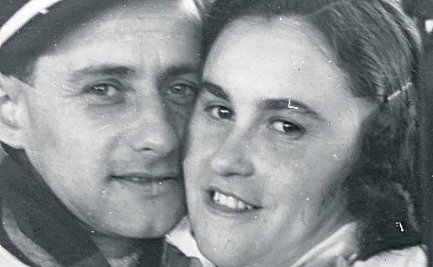 Lale, el tatuador de Auschwitz, con Gita, su esposa, poco después de casarse. 