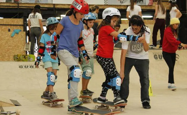 Clases de skate, graffiti y música para animar a las chicas a sumarse a este deporte en las 'Girls Skate Nights'.