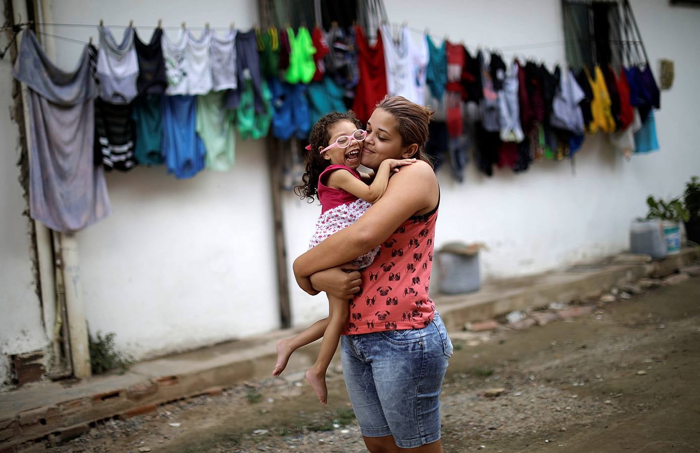 Tres años después de que un brote de zika en Brasil causara miles de casos de microcefalia y otros problemas en los recién nacidos, el primer virus transmitido por mosquitos que daña a los fetos en desarrollo ha desaparecido de los titulares. Pero algunas madres que tuvieron hijos con problemas han sido abandonadas por sus maridos y luchan por sobrevivir con un cheque mensual por discapacidad de poco más de 250 dólares. 