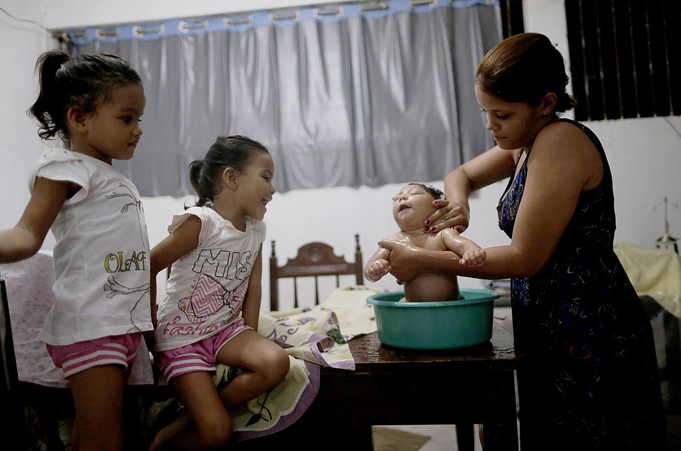 Tres años después de que un brote de zika en Brasil causara miles de casos de microcefalia y otros problemas en los recién nacidos, el primer virus transmitido por mosquitos que daña a los fetos en desarrollo ha desaparecido de los titulares. Pero algunas madres que tuvieron hijos con problemas han sido abandonadas por sus maridos y luchan por sobrevivir con un cheque mensual por discapacidad de poco más de 250 dólares. 