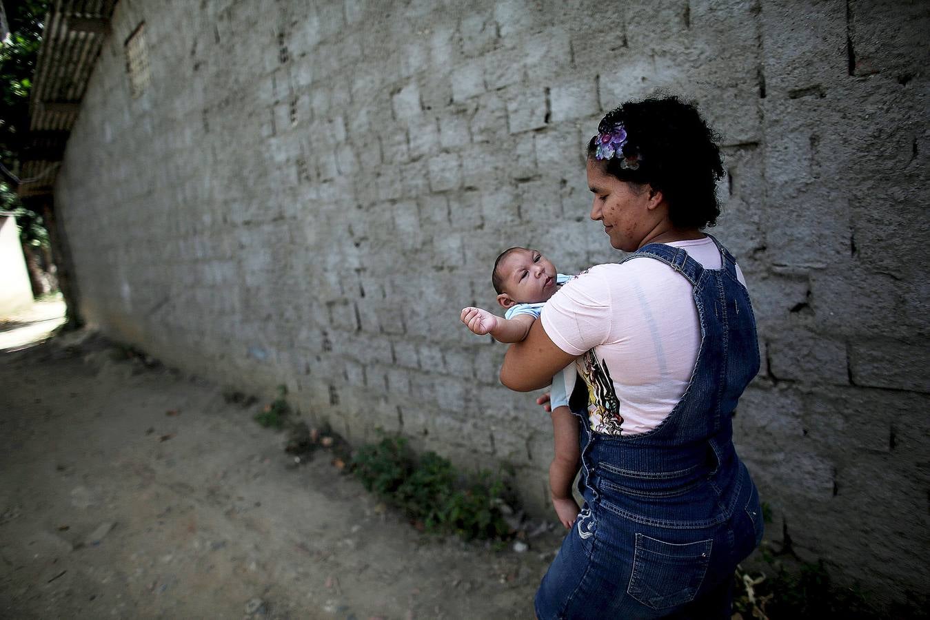 Tres años después de que un brote de zika en Brasil causara miles de casos de microcefalia y otros problemas en los recién nacidos, el primer virus transmitido por mosquitos que daña a los fetos en desarrollo ha desaparecido de los titulares. Pero algunas madres que tuvieron hijos con problemas han sido abandonadas por sus maridos y luchan por sobrevivir con un cheque mensual por discapacidad de poco más de 250 dólares. 