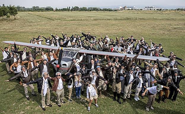 Cerca de noventa personas evocan los inicios de la aviación en Vitoria.