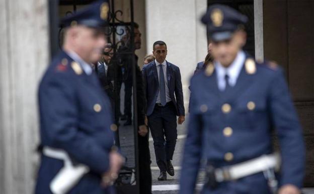 El líder del M5S y vicepresidente de Italia, Luigi Di Maio, sale del palacio Chigi en Roma.
