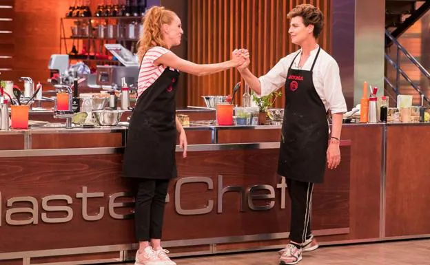 María Castro, a la izquierda, junto a Antonia Dell'Atte, en 'Masterchef Celebrity 3'.