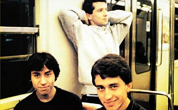 Los Prisioneros, en la sesión de portada de 'Pateando piedras'.