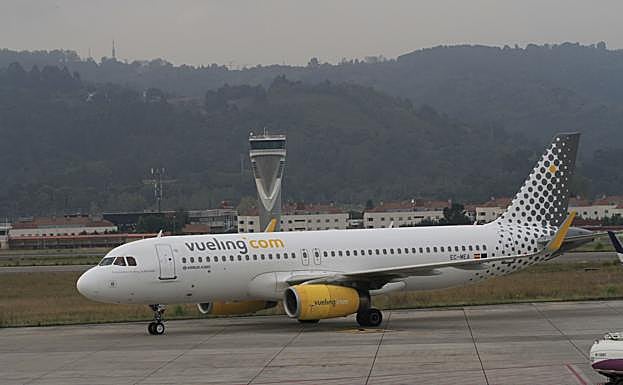 Un avión de Vueling en el aeropuerto de Loiu. 