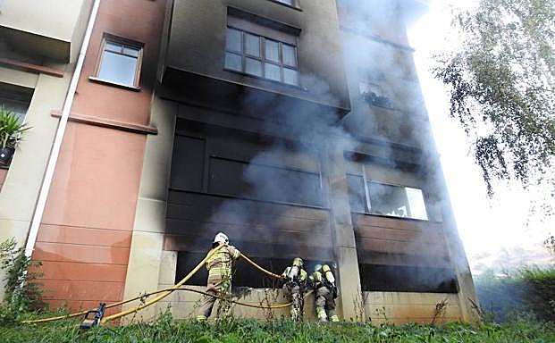 El fuego ha provocado una densa humareda.