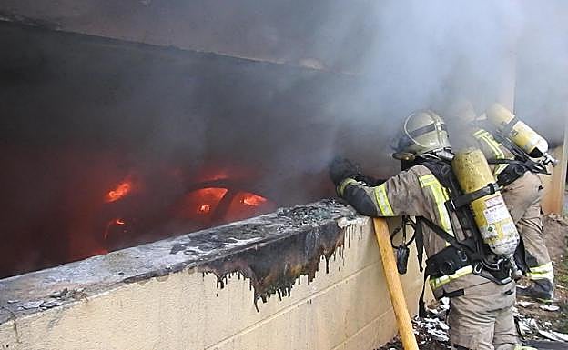 Galería. El fuego también ha afectado a los garajes.