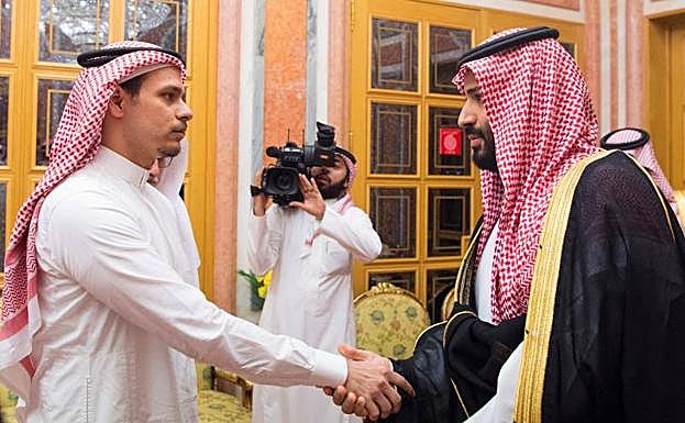 El príncipe Mohammed bin Salman estrecha la mano a un familiar de Khashoggi en Riyadh este martes.