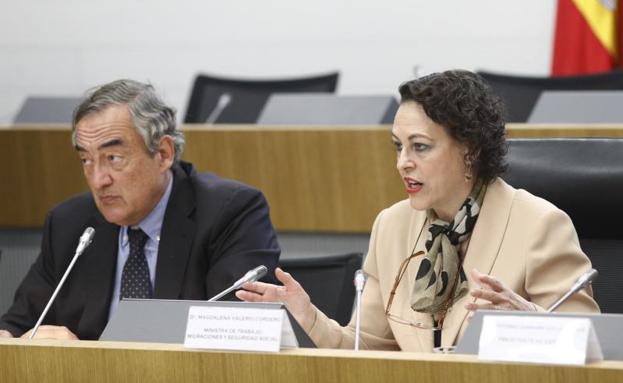 La ministra de Trabajo, Magdalena Valerio, y el presidente de la CEOE, Juan Rosell, en una jornada celebrada hoy.