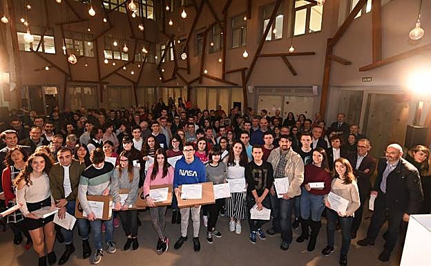 Los finalistas de la quinta edición de STARTInnova, rodeados de sus familiares y profesores en la entrega de premios tras la final. 