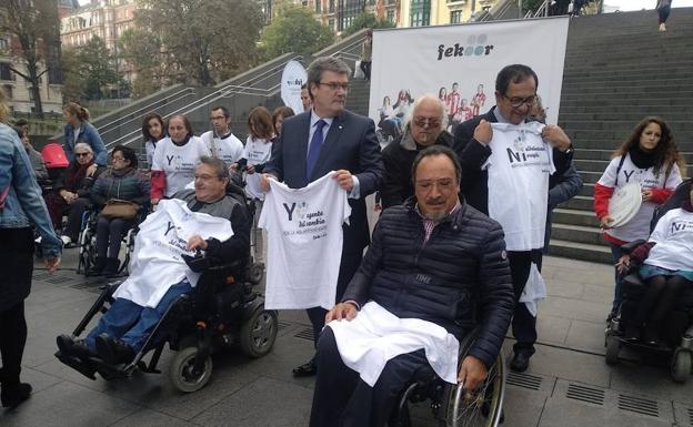 Aburto participa en el acto con los principales representantes de Fekoor.