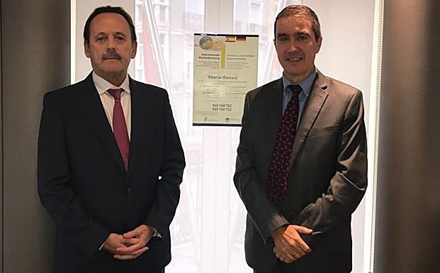 El subdelegado del Gobierno, José de la Fuente Martín, y el director del INSS en Álava, Carmelo Rodríguez. Blanco,