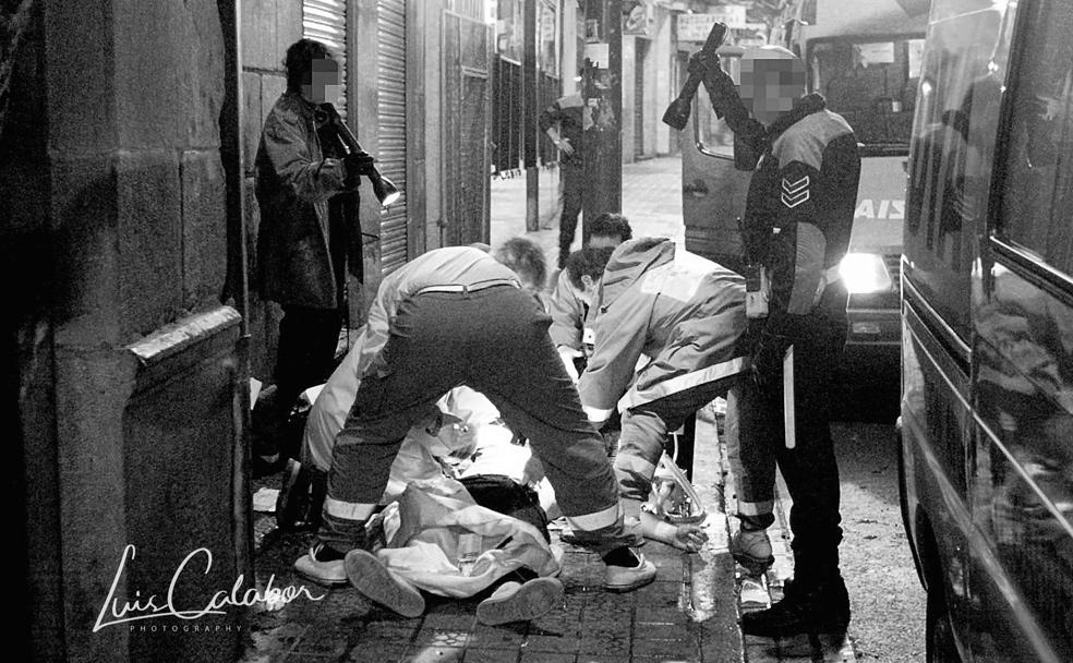 Antes de exhalar su último suspiro, el maestro susurró a los ertzainas que una pareja le había robado.